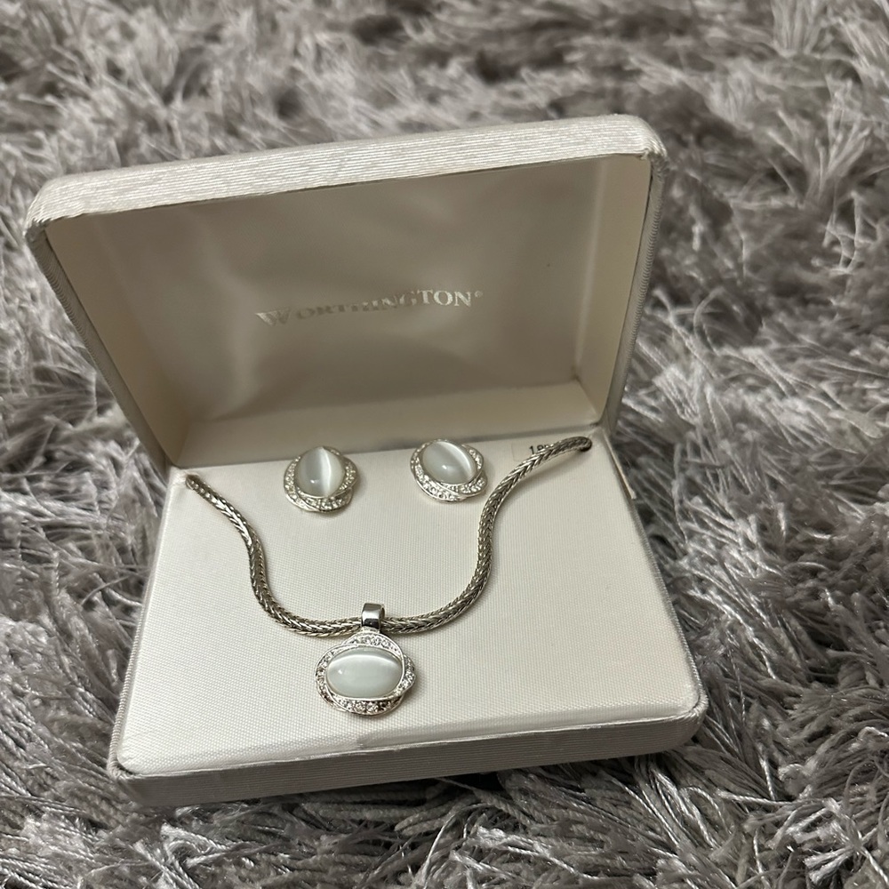 Earring and necklace set